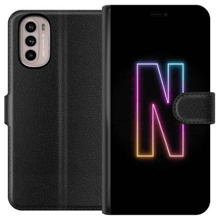Kompatibel Tegnebogsetui til Motorola Motorola Moto G31 Minimalistisk neonbogstav N i farveskiftende lys mod sort baggrund