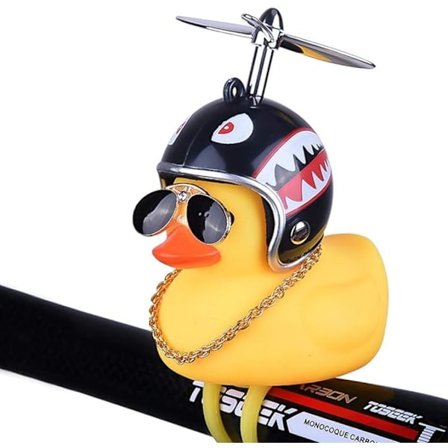 Auton koristeet, söpö pieni keltainen ankkahahmo haikarahypyllä