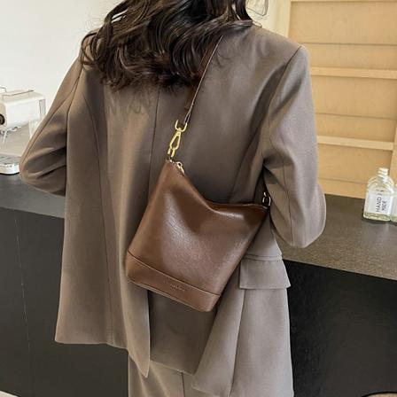Korean versio räjähtävän muodikkaan laskoslaukun naisille 2024 Uusi yksinkertainen ämpärilaukku Senior Sense Trend Crossbody Bag Brown