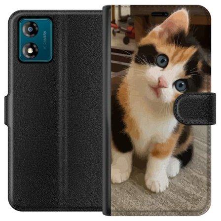 Yhteensopiva Lompakkokotelo Motorola Moto E13 Söt kattunge med blå ögon och trefärgad päls sittande inomhus charmigt motiv med gulligt uttryck och mju