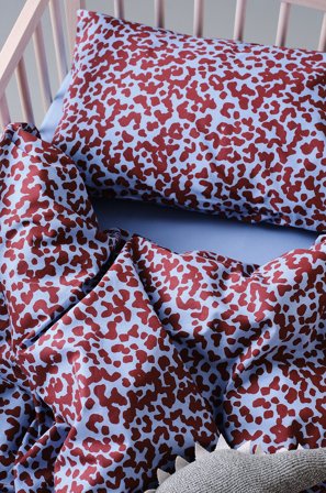 Jotex - Mini Dynetrekksett Barneseng Økologisk blå/vinrød - MALIA - Kjøp Sengetøy til barn hos Jotex