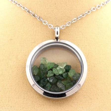 Stenar och mineraler. Rå Tsavorite Granat Halsband. Medaljong modell 20 mm. Silverfärg.