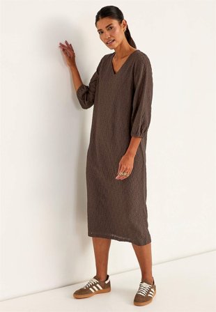 Cellbes of Sweden - Jersey-kjole med brodert hullmønster i brun for damer i størrelse 54/56