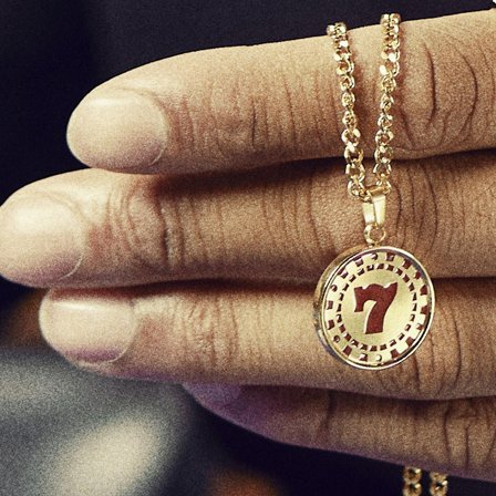 Ace | Collar con colgante de ficha de póquer de 7 dorado para hombres - Collares acero