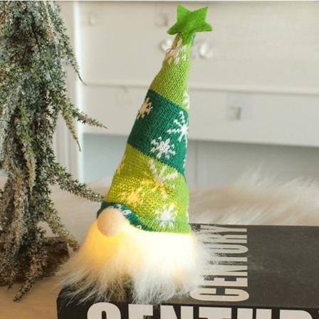 Joulumaisema-asuvarusteet, valaistu istuva neulottu mets miesnukke Green