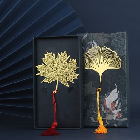 2 sarjaa metallimerkkikirjainta, lehden perhosriipuskirjainta käsintehty