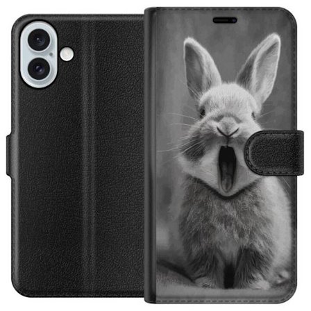 Apple iPhone 16 Plus Plånboksfodral Bedårande kanin i svartvitt sitter framifrån med munnen öppen som i en gäspning, vilket skapar ett charmigt o
