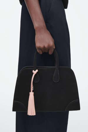 COS Femme Breloque De Sac À Pompon En Cuir Bag in Rose