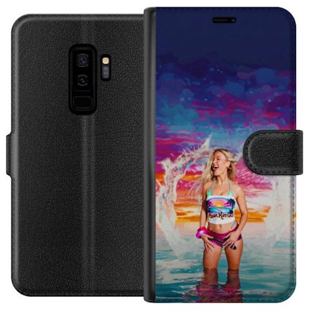 Kompatibel Tegnebogsetui til Samsung Galaxy S9+ Blond kvinde i farverigt strandtøj, der leger i havet ved solnedgang