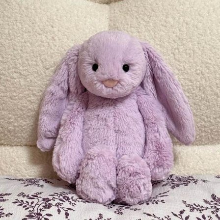 Jellycat Bartholomew Plyslegetøj, blødt og behageligt, perfekt til børn, Valentinsdagsgaver, samlerobjekter, lilla kanin 36 cm.