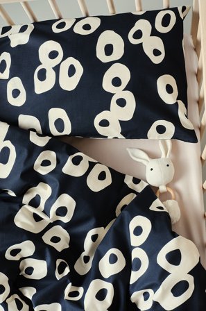 Jotex - Mini Dynetrekksett Barneseng Økologisk svart/hvit - OVO - Kjøp Sengesett til barn hos Jotex