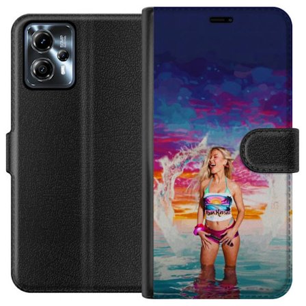 Kompatibelt Lommeboketui til Motorola Moto G13 Blond kvinne i fargerik strandantrekk som leker i havet ved solnedgang