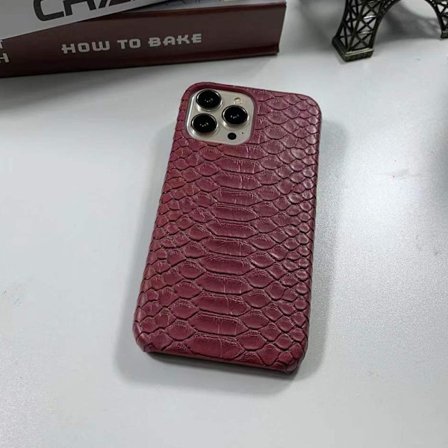 Fodral för iPhone16plus vinröd nisch high end ormskinn halvt täckt frostat