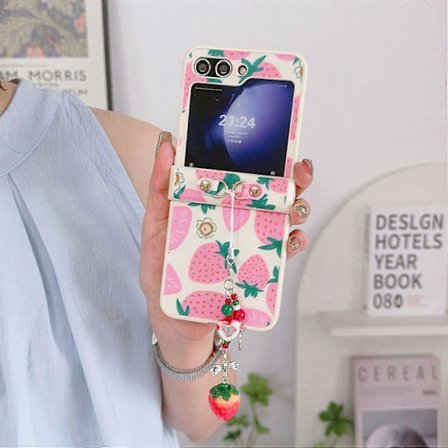 Samsung Galaxy Z Flip5 5G:lle tukkumyyntipuhelinkotelo PC+PU-nahkainen puhelinkuori mansikkariipuksella