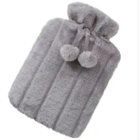 Varmeflaske i Fuskepels med Pom Pom-er, Koselig og Luksuriøs, 2 Liter