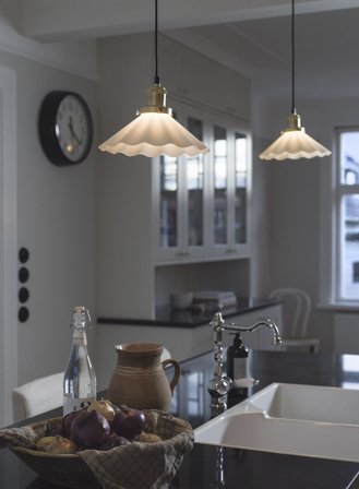 August taklampe bølget Ø25 - opal/messing