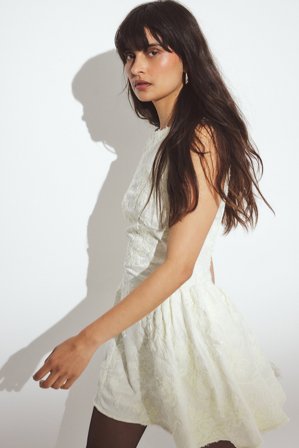 NA-KD - Minikjole i jacquard med paljetter, rysjer og hofter - Festkjoler - OffHvit - EU 34