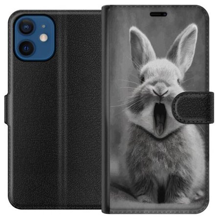 Kompatibel Tegnebogsetui til Apple iPhone 12 mini Bedårende sort-hvid kanin sidder forfra med åben mund som om den gaber, hvilket skaber et charmere