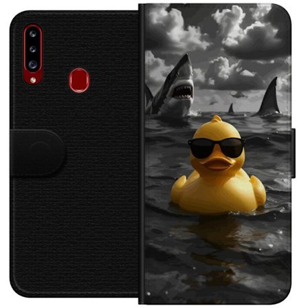 Samsung Galaxy A20s Tegnebogsetui En sej gul badeand med solbriller flyder roligt i havet mens hajer svømmer rundt i dramatiskt vand og mørke skyer