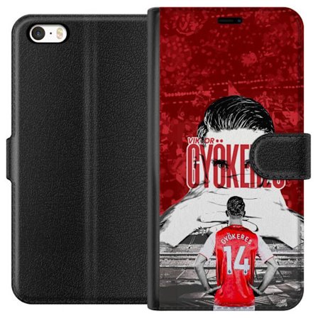 Yhteensopiva Lompakkokotelo Apple iPhone 5s Punainen dramaattinen kollaasikuva, jossa esiintyy Viktor Gyökeresin muotokuva ja pelaajia takaapäin areen