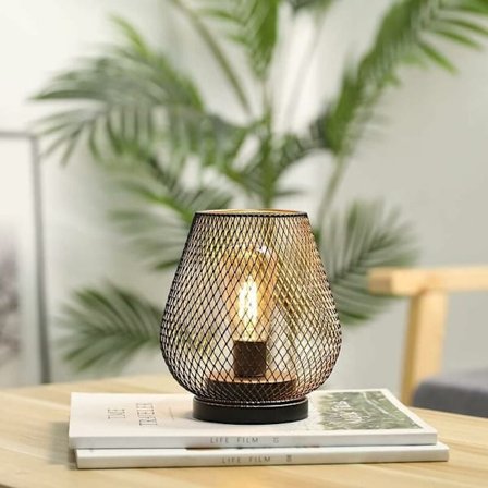 Paristokäyttöinen LED-lyhty metallihäkissä, ihanteellinen häihin, juhliin, terassitilaisuuksiin, sisä- ja ulkokäyttöön