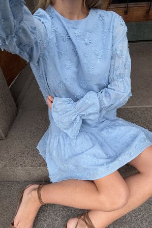 NA-KD Kleid mit Detail am Ärmel - Rückenfreie Kleider - Blau - EU 38