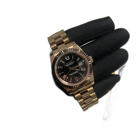 Guldfärgad klocka med svart urtavla