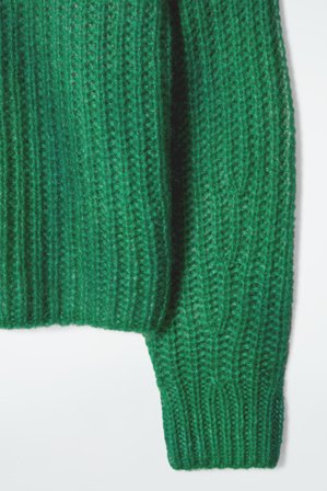 COS Femme Pull À Col En V Effet Spray En Mohair in Vert