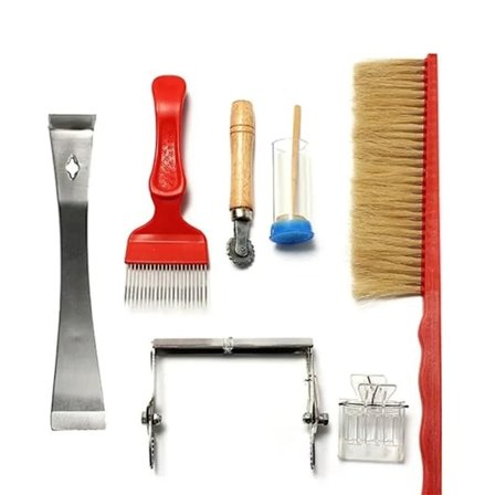 7-delt birøkterverktøysett, bie-børste, honningkniv, sporrammeskrape, markeringsflaske, kongeburbøyle, trådbedder, birøkterverktøy