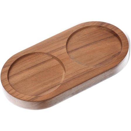 Træbakker og flaskeholdere bruges til peber og salt, en bakke til peberkværnen og en træbakke.