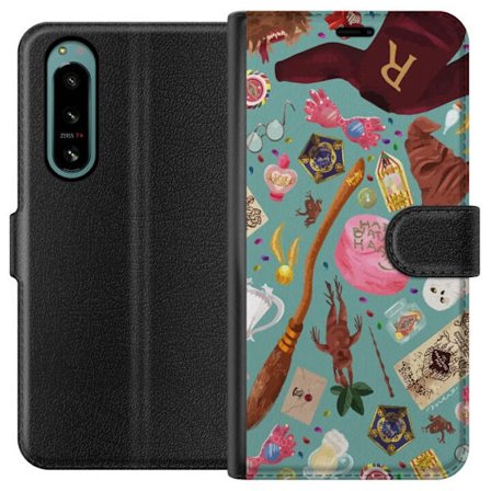 Kompatibelt Lommeboketui til Sony Sony Xperia 5 IV Magisk illustrasjon med trollstav, hatt og fantastiske gjenstander i leken eventyrstil