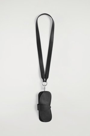 COS Etui Na Okulary Przeciwsłoneczne Z Odpinaną Smyczą in Czarny