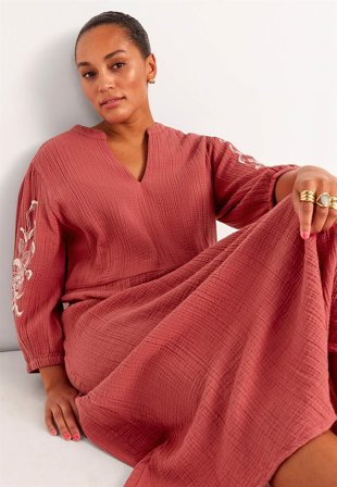 Cellbes of Sweden - Kjole i rynket bomuld med broderi i terrakotta til damer i størrelse 62/64