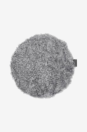 Skinnwille - Sittplätt fårskinn rund Curly - Grå - Sittkuddar & stolsdynor - Från Homeroom