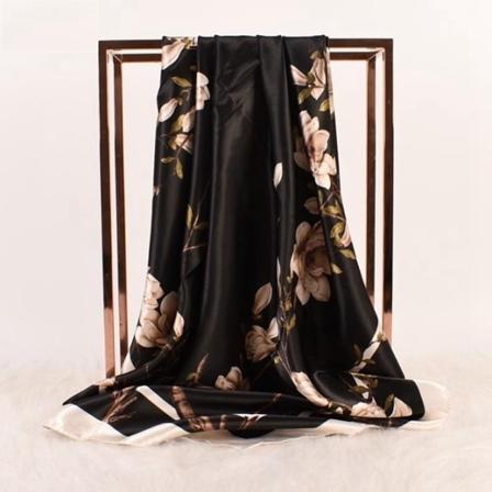 Scarf i artificiellt silke vackra blommor och underbart mönster Black one size