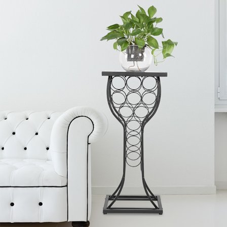 Metallihuonekalu marmoriviimeistellyllä pöytälevyllä ja viinivaraston järjestelytelineellä