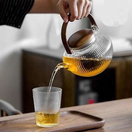 Paksuraidallinen teekannu, lämmönkestävä lasi, puinen kahva