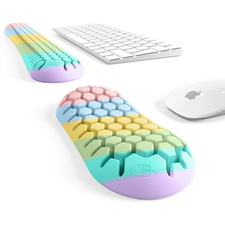 Tastaturhvilesett med bikubedesign og ergonomisk utformet håndledds- og musestøtte.