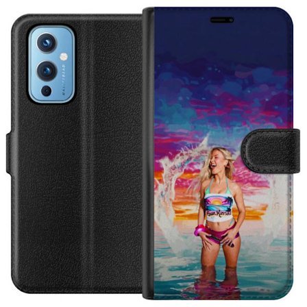 Kompatibelt Lommeboketui til OnePlus 9 Blond kvinne i fargerik strandantrekk som leker i havet ved solnedgang