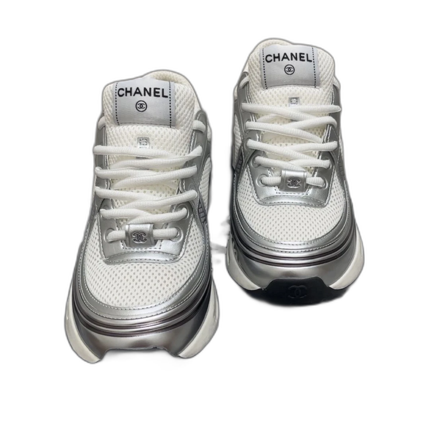 Chanel sneakers i vitt och silver