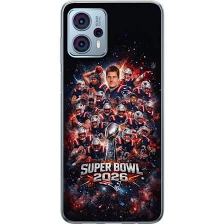Kompatibelt Mobildeksel til Motorola Moto G23 Super Bowl 2026 plakat med New England Patriots og NFL-trofe i eksplosiv sportsdesign
