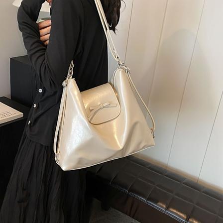 Dette års populære mode blanke overflade rygsæk til kvinder 2024 nye trendy simple casual stor kapacitet pendler tote White