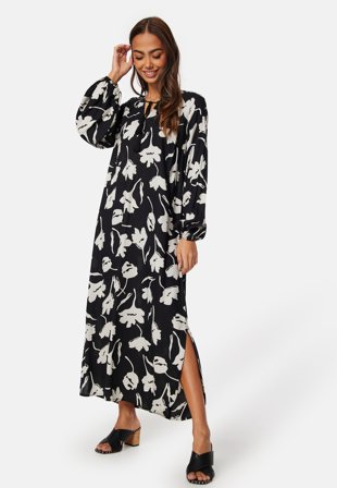 Happy Holly - V-neck Raglan Viscose Dress - Black/Patterned - Kläder - - Bubbleroom