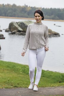 Strikkeoppskrift Damegenser med flette - Järbo