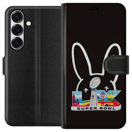 Kompatibel Tegnebogsetui til Samsung Galaxy S25 Bad Bunny portræt med åben skjorte, tatoveringer og krøllet hår i stilfuld modefotografering