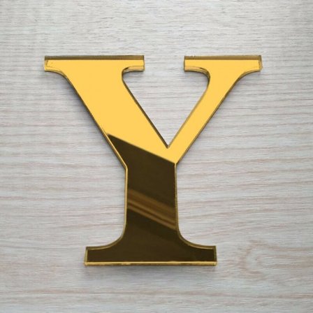 Kultaiset peilikirjaimet koristeelliseen pleksilasiin. Kultaiset liimakirjaimet