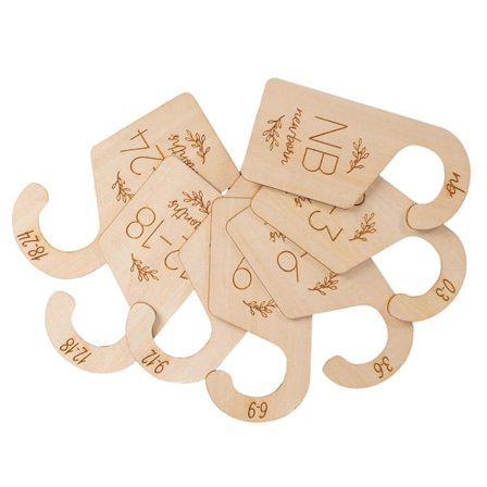 Vauvan vaatekaapin kokomerkinnät puisten vauvanvaatteiden henkareiden järjestämiseen