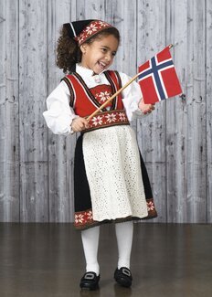 Strikkeoppskrift Festdrakt "Victoria" - Viking of Norway