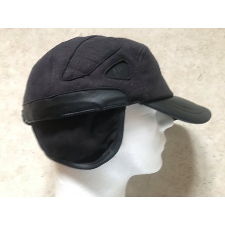 Vinterkeps med öronlappar av ALCANTARA.