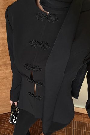 Lovisa Worge x NA-KD Blazer mit markierter Taille und Knopfdetail - Blazer - Schwarz - EU 42